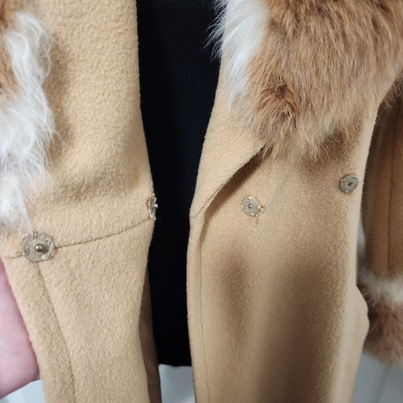 1960s Vintage Jackie Stuart Junior Fur Collar Tan Belted Wool Trench Coat - Picture 5 of 15